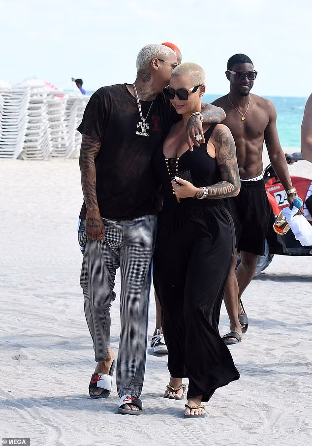 Vũ nữ thoát y Amber Rose tình tứ bạn trai mới ở Miami ảnh 1