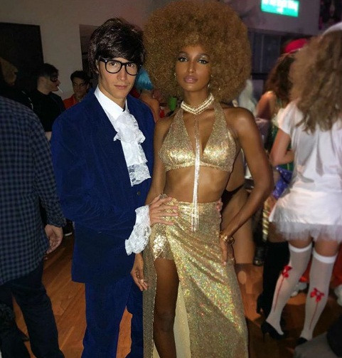 'Bỏng mắt' và 'cười ngất' với váy áo Halloween độc lạ của dàn sao ảnh 16