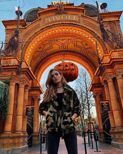 'Bỏng mắt' và 'cười ngất' với váy áo Halloween độc lạ của dàn sao ảnh 17