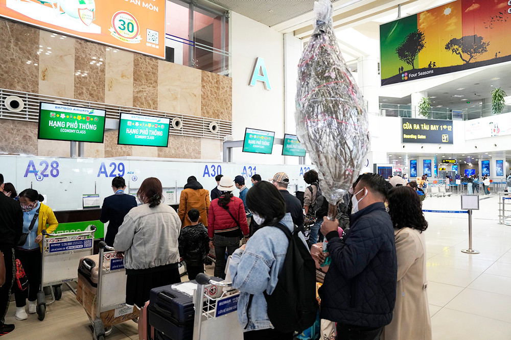 Ngày 28 Tết, khách qua sân bay Nội Bài đạt hơn 83 nghìn lượt người.