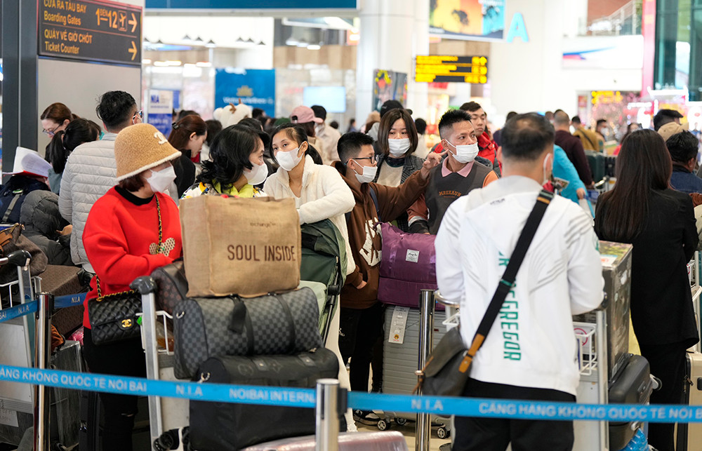 Khu vực kiểm tra an ninh, soi chiếu hành lý luôn trong tình trạng khách phải xếp hàng chờ đợi.