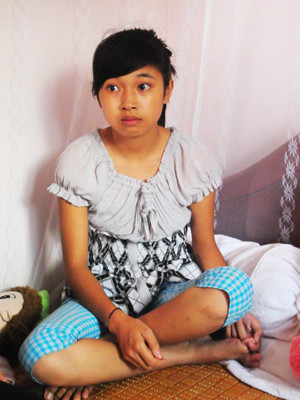 Em Lê Thị Chinh - một trong ba nạn nhân may mắn được cứu sống kể lại sự việc với phóng viên. Ảnh: Tuấn Nguyễn