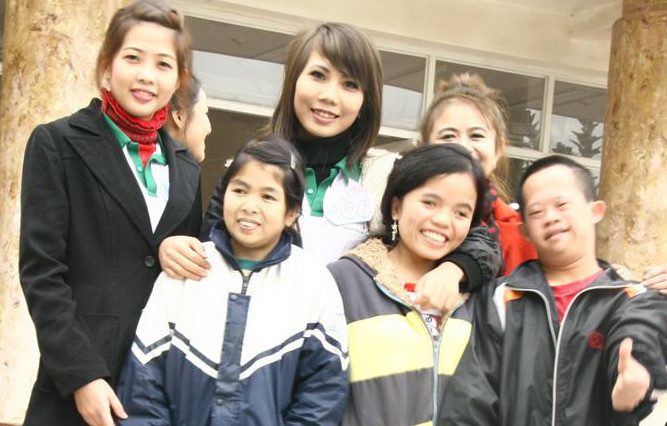 Nhiều thành viên tại Trung tâm rất thích chụp ảnh với các thí sinh Miss ITgo