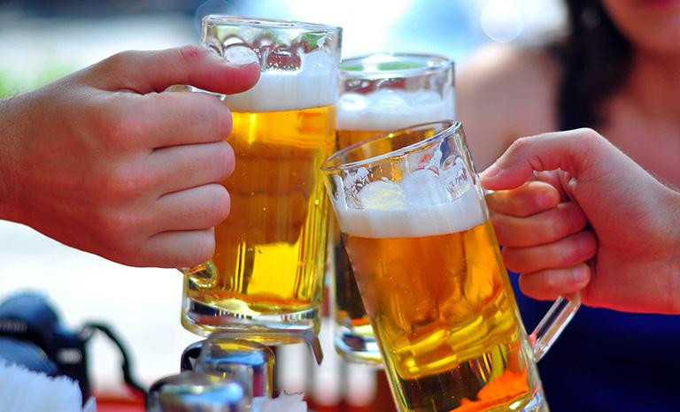 Rượu bia là thức uống chứa cồn không tốt cho sức khỏe nhưng nam giới lại thường xuyên dung nạp. Nhóm thức uống này khiến ham muốn tình dục nam bị giảm nhanh chóng. Ảnh minh họa: Internet Rượu bia là thức uống chứa cồn không tốt cho sức khỏe nhưng nam giới lại thường xuyên dung nạp. Nhóm thức uống này khiến ham muốn tình dục nam bị giảm nhanh chóng. Ảnh minh họa: Internet