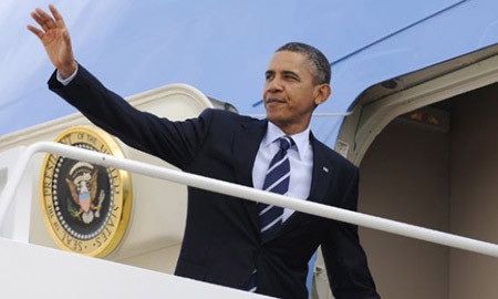 Tổng thống Obama vẫy chào từ chiếc chuyên cơ 