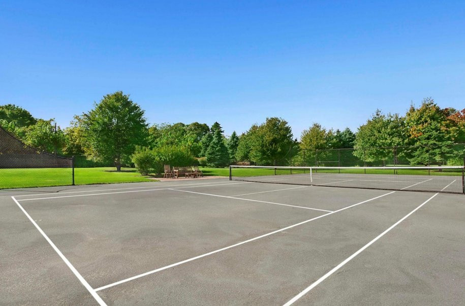 Siêu biệt thự cũng có sân tenis rộng thênh thang