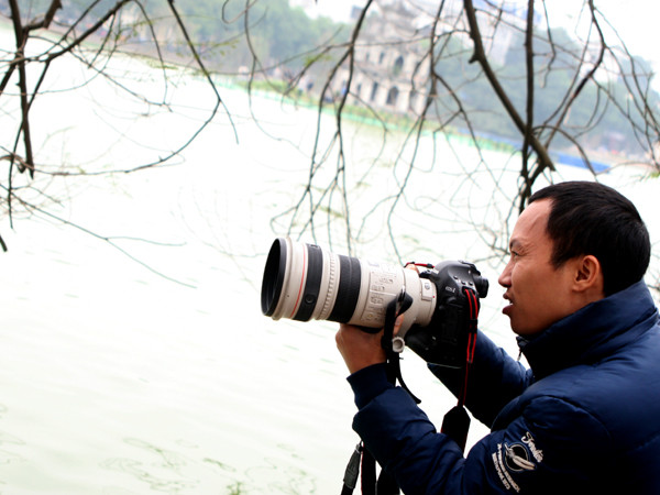 Ngồi hàng giờ đồng hồ để chờ Cụ rùa nổi lên trong lưới