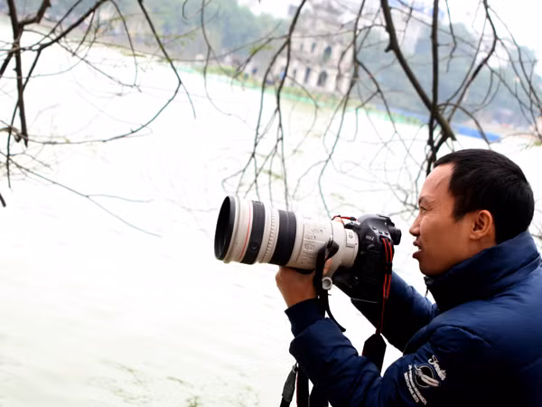 Ngồi hàng giờ đồng hồ để chờ Cụ rùa nổi lên trong lưới