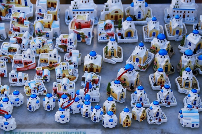 Những món đồ lưu niệm nhỏ xinh mô phỏng ngôi nhà truyền thống của Santorini. Đặc biệt, tất cả đều là làm bằng tay và 