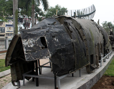 Những mảnh xác máy bay B-52 được trưng bày tại Bảo tàng Chiến thắng B-52. Những mảnh xác máy bay B-52 được trưng bày tại Bảo tàng Chiến thắng B-52