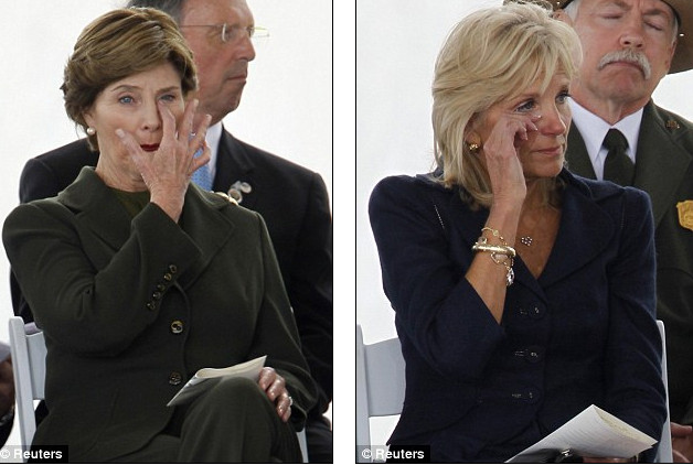 Bà Laura Bush, và bà Jill Biden xúc động 