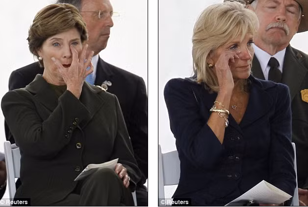 Bà Laura Bush, và bà Jill Biden xúc động 