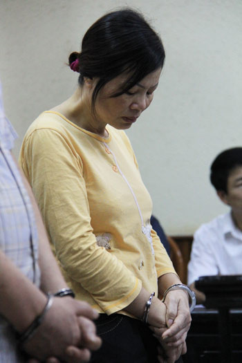 Khác với hai ngày đầu xét xử, tới buổi thứ ba, bị cáo chủ mưu Nguyễn Thị Chinh không còn khóc lóc. Một luật sư cho biết, bà Chinh là một trong những người phụ nữ "có tiếng" ở Thái Nguyên về kinh doanh nhà nghỉ và cho vay lãi. Ảnh: Vnexpress Khác với hai ngày đầu xét xử, tới buổi thứ ba, bị cáo chủ mưu Nguyễn Thị Chinh không còn khóc lóc. Một luật sư cho biết, bà Chinh là một trong những người phụ nữ