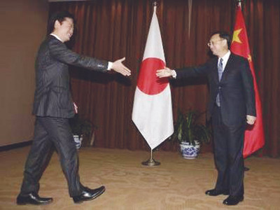 Ngoại trưởng Nhật Bản Koichiro Gemba (trái) và Bộ trưởng Ngoại giao Trung Quốc Dương Khiết Trì. Ảnh: 2space.net