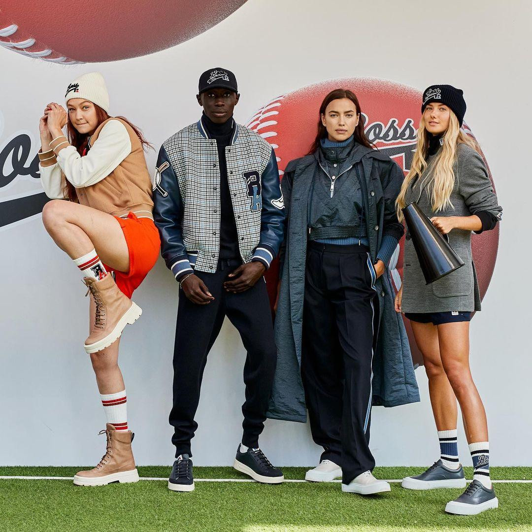 Schmidt (phải) xuất hiện cùng dàn người mẫu của Hugo Boss tại Tuần lễ thời trang Milan.