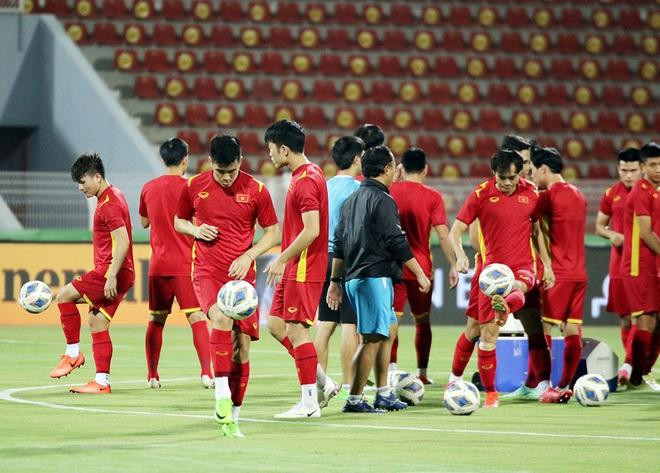 HLV Park Hang-seo tập trung chỉ đạo các học học trò. Sau 3 trận thua liên tiếp, đội tuyển Việt Nam chịu nhiều ý kiến trái chiều và chịu áp lực phải giành điểm đầu tiên trước Oman.