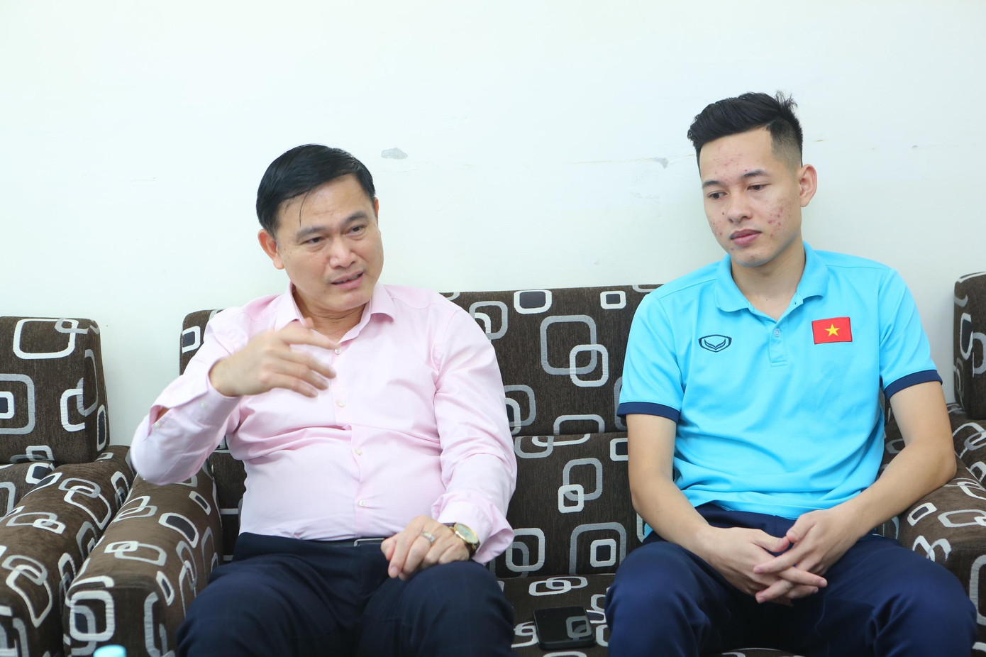 Trưởng đoàn Trần Anh Tú và tuyển thủ futsal Nguyễn Thành Tín Trưởng đoàn Trần Anh Tú và tuyển thủ futsal Nguyễn Thành Tín