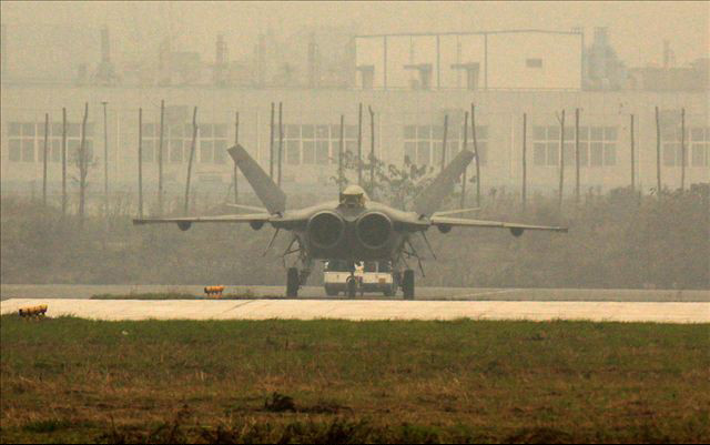 Trong đợt bay thử nghiệm lần thứ 65, J-20 chạy trên mặt đất nhiều hơn những lần trước. Ảnh: Xinhua