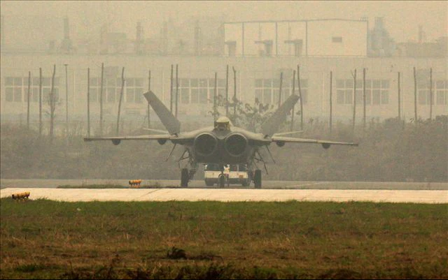 Trong đợt bay thử nghiệm lần thứ 65, J-20 chạy trên mặt đất nhiều hơn những lần trước. Ảnh: Xinhua