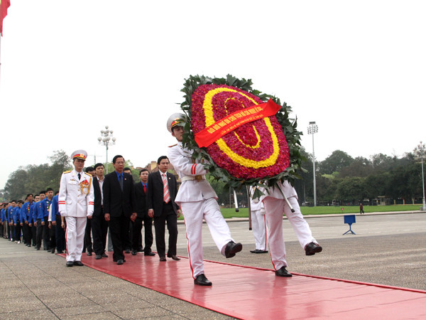 Đ/c Phan Văn Mãi, Bí thư Thường trực Trung ương Đoàn dẫn đầu đoàn đại biểu Bí thư Đoàn cơ sở xuất sắc vào Lăng đặt vòng hoa viếng Chủ tịch Hồ Chí Minh
