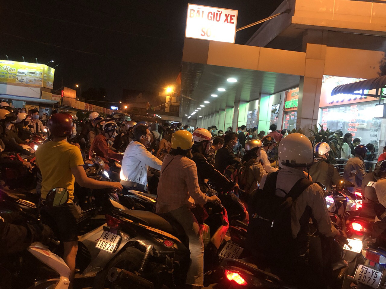 Pháo hoa rực sáng bầu trời, Việt Nam bước sang năm mới 2021 ảnh 50