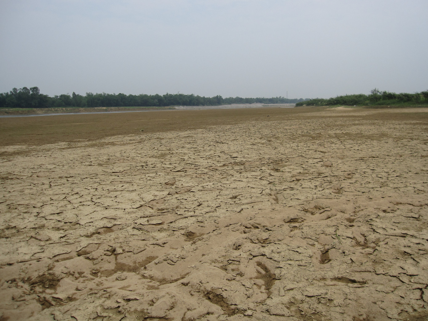 A2: Hạn hán kéo dài 2 tháng khiến sông Ngàn Sâu trơ đáy