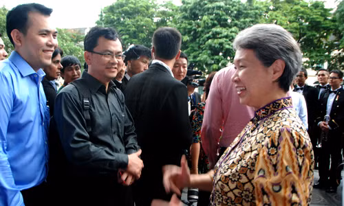 Phu nhân Thủ tướng Singapore Lý Hiển Long cũng thân mật chuyện trò với nhiều người có mặt tại chương trình