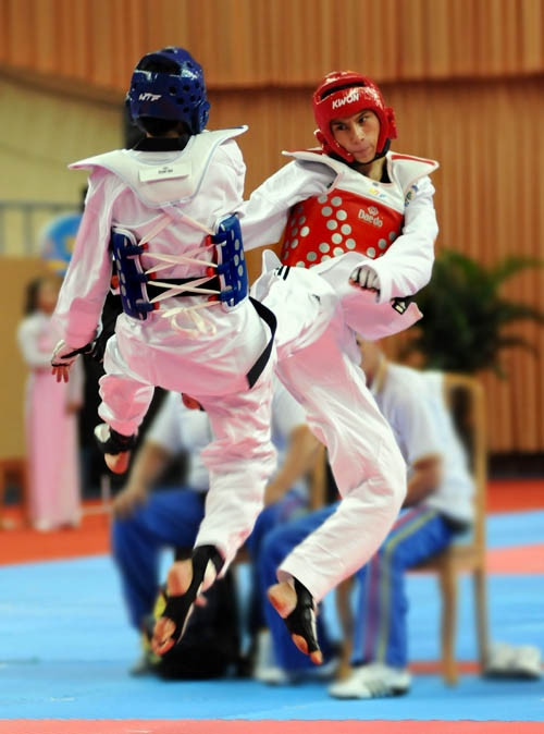 Một pha đánh đẹp mắt trong trận đấu giữa hai VĐV đoàn Tunisia và Iran trong nội dung thi đấu đối kháng nam hạng cân dưới 58kg