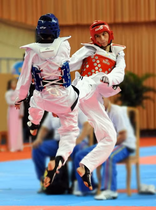 Một pha đánh đẹp mắt trong trận đấu giữa hai VĐV đoàn Tunisia và Iran trong nội dung thi đấu đối kháng nam hạng cân dưới 58kg