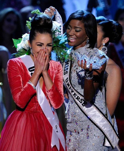 Hình ảnh mới của Leila rất khác so với những đêm trước đó. Có vẻ như mái tóc vừa cắt ngắn cộng với cách trang điểm không phù hợp đã khiến cô trở nên xấu tệ