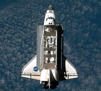 Tàu con thoi thuộc Hệ thống vận chuyển không gian STS của Mỹ được coi là một cấu phần của Hệ thống vũ khí tấn công từ quĩ đạo thấp (Photo of NASA). Tàu con thoi thuộc Hệ thống vận chuyển không gian STS của Mĩ được coi là một cấu phần của Hệ thống vũ khí tấn công từ quĩ đạo thấp (Photo of NASA)