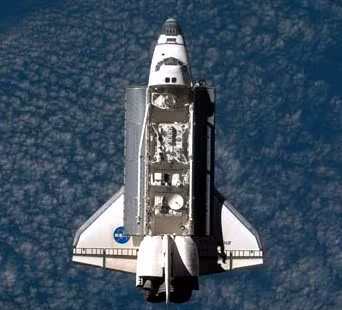 Tàu con thoi thuộc Hệ thống vận chuyển không gian STS của Mỹ được coi là một cấu phần của Hệ thống vũ khí tấn công từ quĩ đạo thấp (Photo of NASA). Tàu con thoi thuộc Hệ thống vận chuyển không gian STS của Mĩ được coi là một cấu phần của Hệ thống vũ khí tấn công từ quĩ đạo thấp (Photo of NASA)