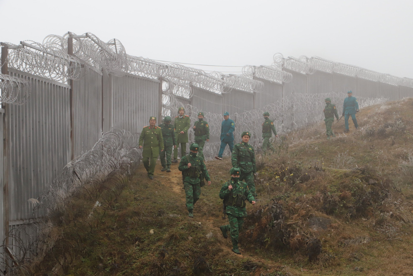 Giá rét, băng bám kết dày làm đảo lộn cuộc sống, sinh hoạt của người dân và giáo viên, học sinh cũng như cán bộ chiến sỹ Đồn Biên phòng Xín Cái.