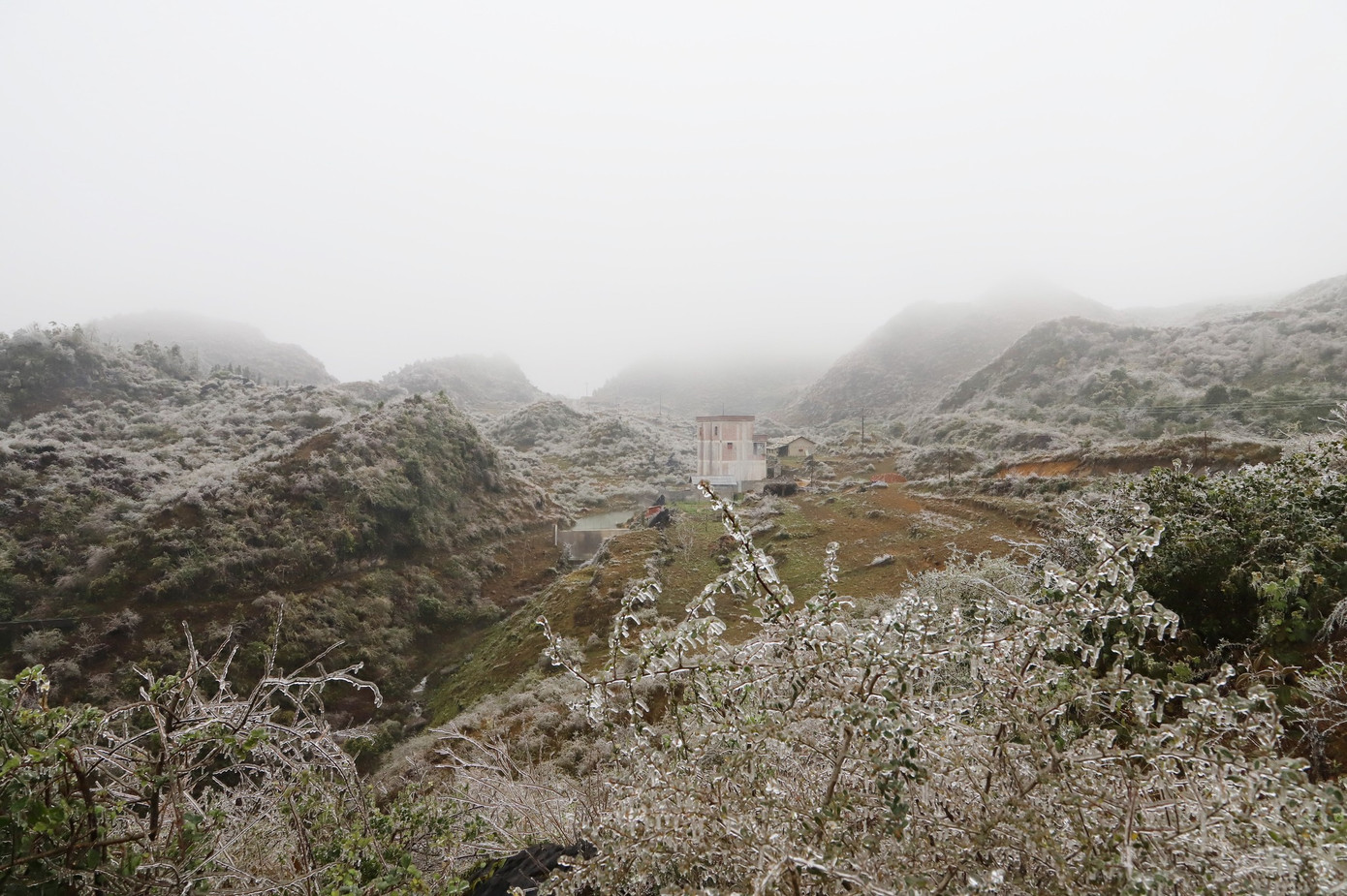 Ảnh hưởng của không khí lạnh tăng cường, trên địa bàn huyện Mèo Vạc (Hà Giang) đang xảy ra tình trạng rét đậm, rét hại trên diện rộng, nhiệt độ thấp nhất phổ biến dưới 5 độ C, vào ban đêm nhiệt độ xuống thấp dưới -3 độ C.