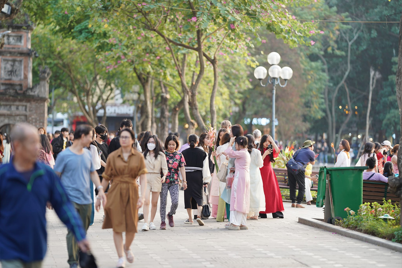 Khu vực tháp Hòa Phong bên hồ Gươm là điểm đông đúc nhất, không khó để nhận ra cứ 1 mét vuông lại có hàng chục &quot;nàng thơ&quot; tạo dáng chụp hình. Ảnh: Trọng Quân