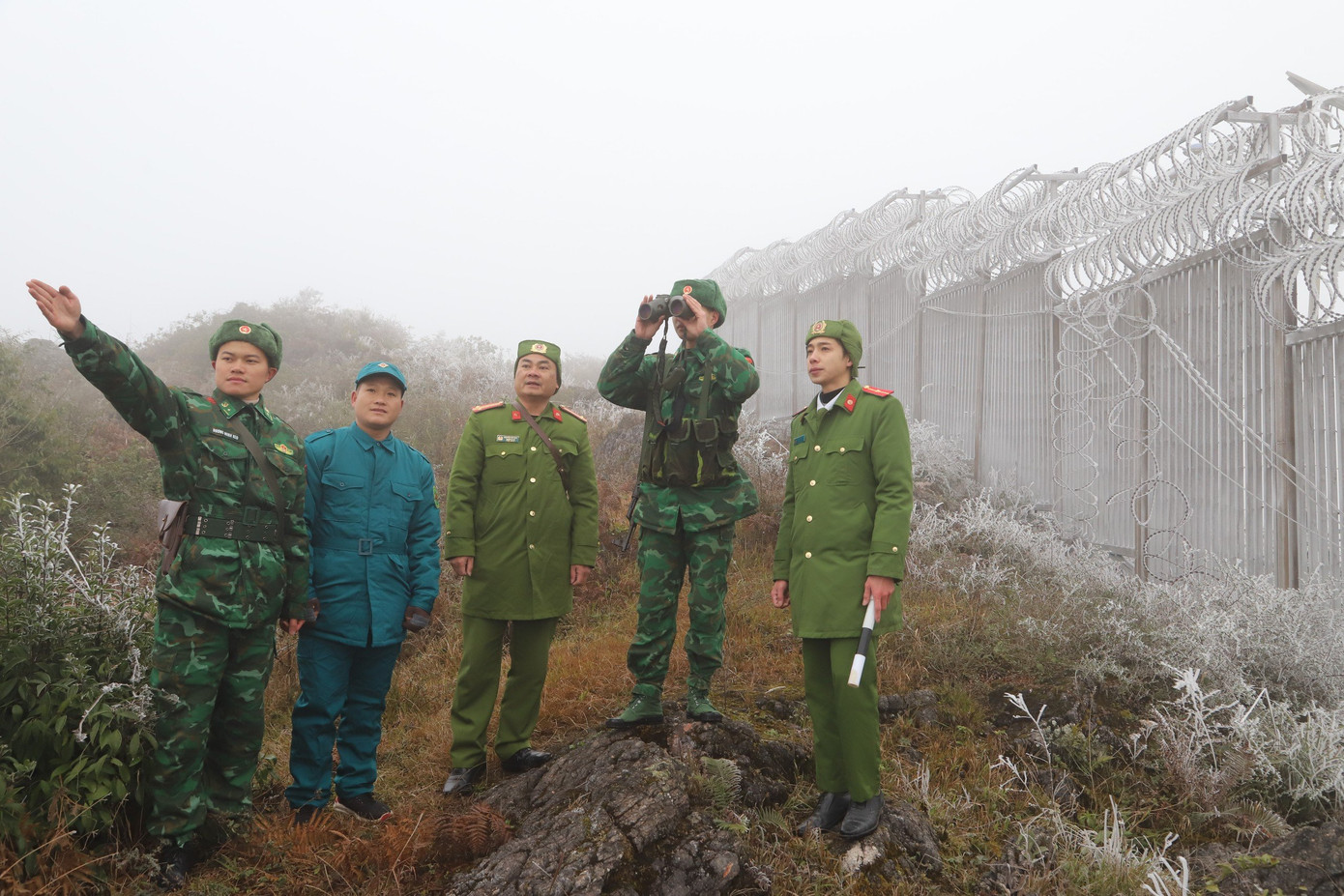 Theo dự báo tình hình thời tiết rét đậm còn diễn biến phức tạp, chính quyền huyện Mèo Vạc và các lực lượng vũ trang đóng trên địa bàn đã có giải pháp kịp thời để bảo vệ sức khỏe người dân; bảo vệ cho đàn vật nuôi, hạn chế tối đa tình trạng trâu, bò chết do đói, rét.