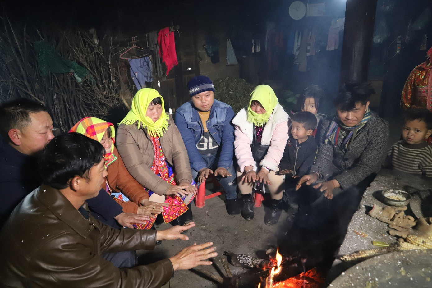 Đồng thời chỉ đạo các trường học chủ động cho học sinh nghỉ học, khuyến cáo người dân nên ở nhà khi không có việc cần thiết nhằm đảm bảo sức khỏe. Trong ảnh là người dân thôn Xín Phìn Chư xã Thượng Phùng (Mèo Vạc) ở nhà sưởi ấm khi thời tiết giá lạnh.