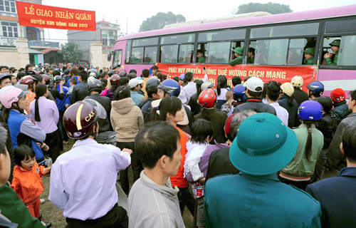 Hàng vạn người đã đến các điểm giao nhận quân trong toàn tỉnh Hưng Yên đưa tiễn tân binh lên đường nhập ngũ