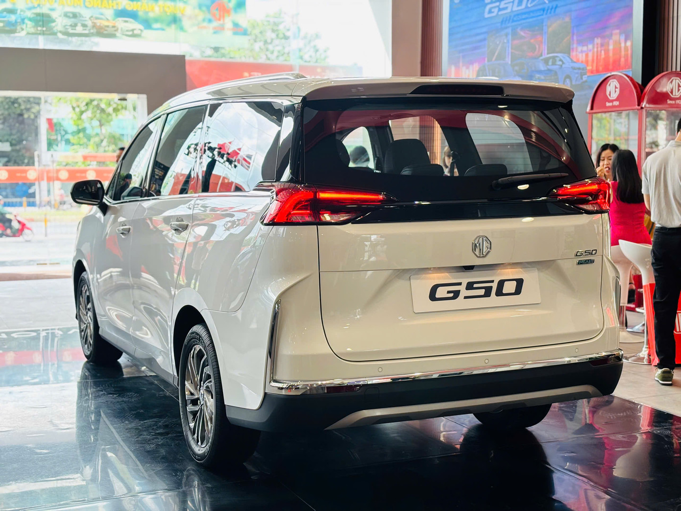 Đuôi xe vuốt gần như thẳng về phía sau mang tới không gian lớn hơn cho hàng ghế 3.