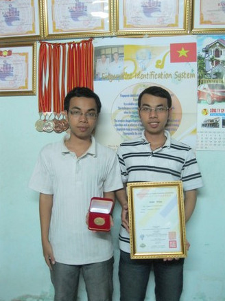 Hai anh em Hoàng Anh (trái) và Anh Tiến với Huy chương vàng tại “Triển lãm Quốc tế Sáng chế” dành cho Thanh thiếu niên năm 2012 (IYIE 2012). Hai anh em Hoàng Anh (trái) và Anh Tiến với Huy chương vàng tại “Triển lãm Quốc tế Sáng chế” dành cho Thanh thiếu niên năm 2012 (IYIE 2012).