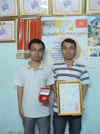 Hai anh em Hoàng Anh (trái) và Anh Tiến với Huy chương vàng tại “Triển lãm Quốc tế Sáng chế” dành cho Thanh thiếu niên năm 2012 (IYIE 2012).