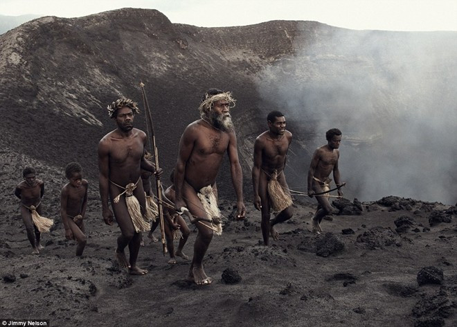  Bộ lạc Ni-Vanuatu gồm những người Melanesian sinh sống ở Cộng hòa Vanuatu, quốc đảo ở Tây Nam Thái Bình Dương.Nhiều bằng chứng cho thấy người Melanesian bắt nguồn từ New Zealand. Hiện nay, người Melanesian ở mỗi hòn đảo tại Cộng hòa Vanuatu đều có ngôn ngữ, văn hóa riêng. Họ sinh sống chủ yếu dựa vào săn bắn, hái lượm và bắt cá