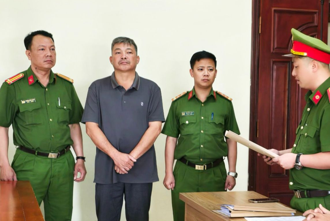 Lực lượng chức năng bắt tạm giam ông Cà Đức Hom Lực lượng chức năng bắt tạm giam ông Cà Đức Hom