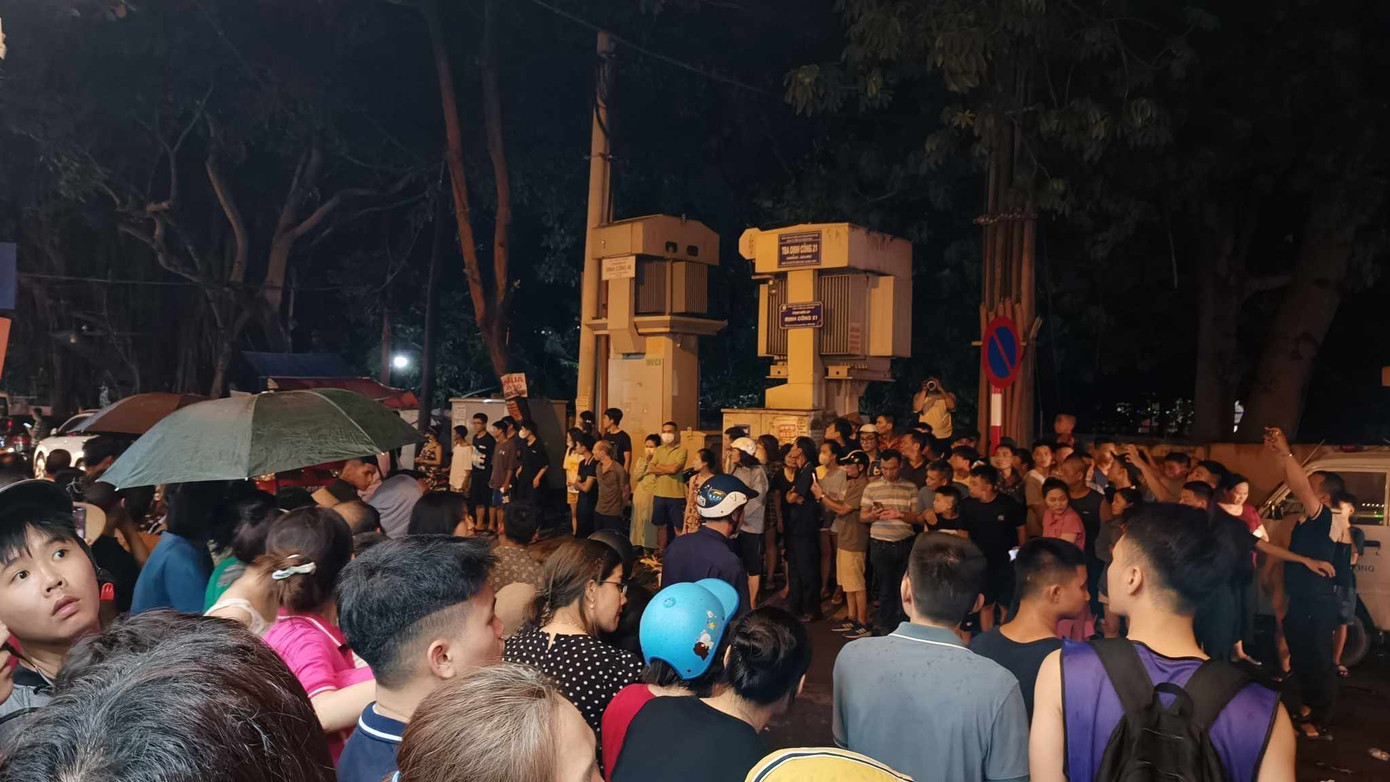 Rất đông người dân hiếu kỳ đứng kín khu vực phía ngoài theo dõi sự việc. Ảnh: Thanh Hà