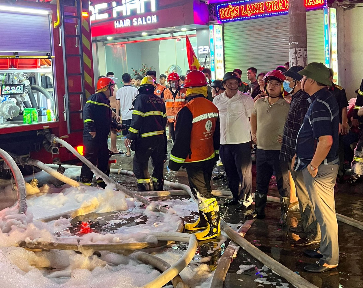 Trung tướng Nguyễn Hải Trung, Giám đốc Công an Hà Nội (áo trắng) trực tiếp xuống hiện trường chỉ đạo công tác chữa cháy, cứu hộ cứu nạn.