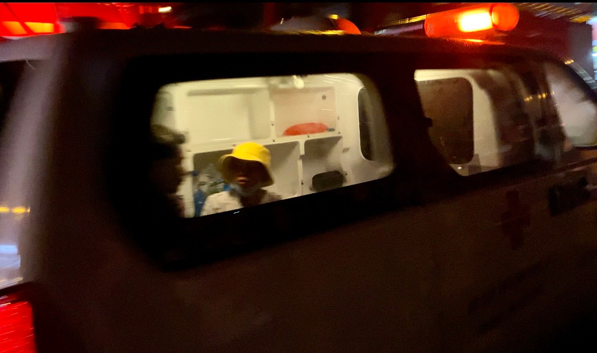 Khoảng 21h35, xe cứu thương chở người rời khỏi hiện trường. Ảnh: Nguyễn Hải