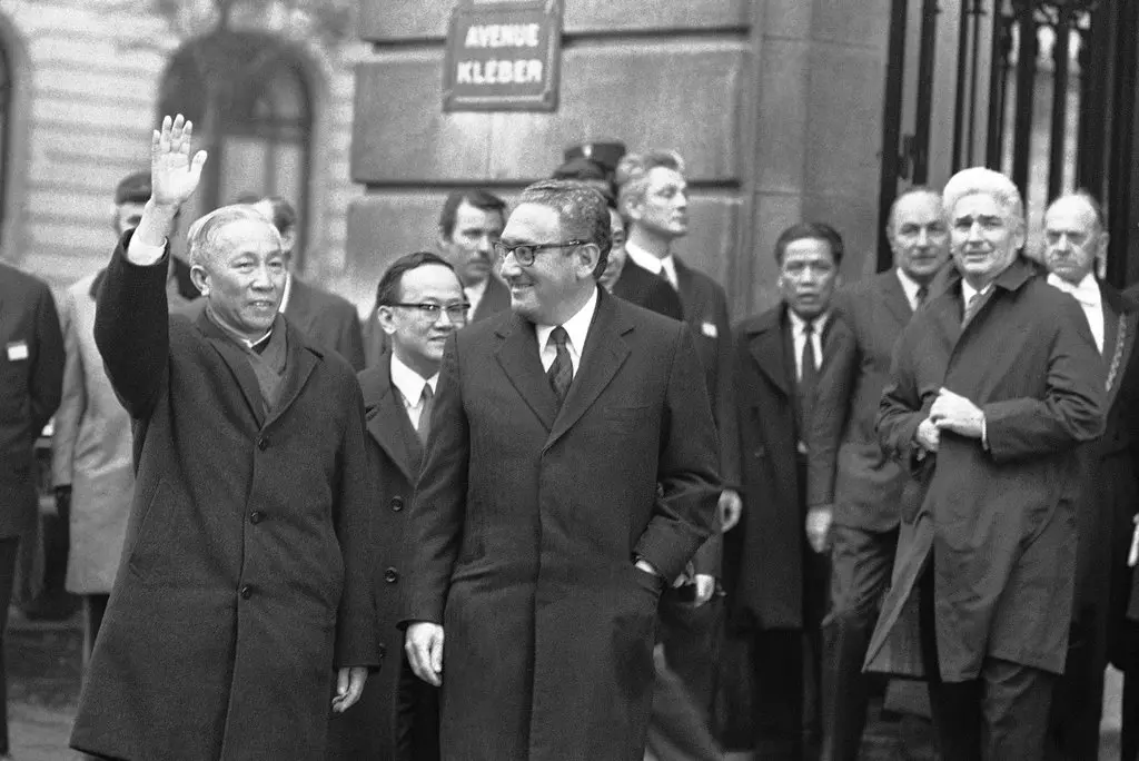 Ông Henry Kissinger và ông Lê Đức Thọ vào tháng 1/1973 tại Paris. Cuộc đàm phán của họ đã dẫn đến một thỏa thuận chấm dứt chiến tranh của Mỹ ở Việt Nam. Ảnh: AP. Ông Henry Kissinger và ông Lê Đức Thọ vào tháng 1/1973 tại Paris. Cuộc đàm phán của họ đã dẫn đến một thỏa thuận chấm dứt chiến tranh của Mỹ ở Việt Nam. Ảnh: AP.