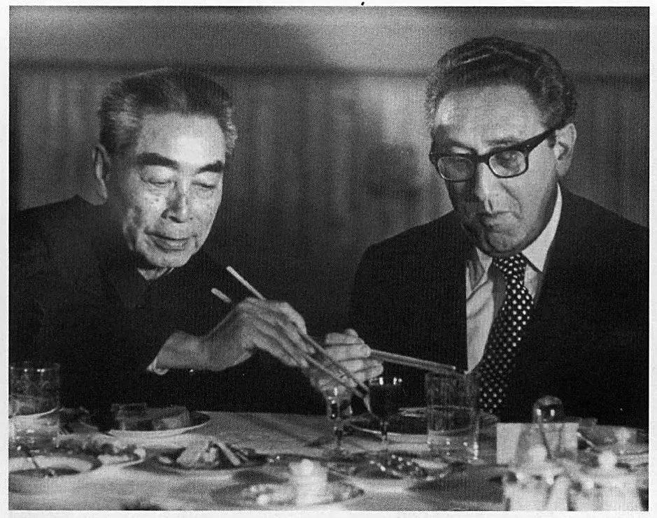 Ông Henry Kissinger với Thủ tướng Trung Quốc Chu Ân Lai tại Bắc Kinh năm 1971. Trong hai ngày, trong 17 giờ đàm phán với ông Chu, ông Kissinger đã sắp xếp một chuyến đi lịch sử của Tổng thống Nixon. Ảnh: Thư viện Quốc hội Mỹ. Ông Henry Kissinger với Thủ tướng Trung Quốc Chu Ân Lai tại Bắc Kinh năm 1971. Trong hai ngày, trong 17 giờ đàm phán với ông Chu, ông Kissinger đã sắp xếp một chuyến đi lịch sử của Tổng thống Nixon. Ảnh: Thư viện Quốc hội Mỹ.