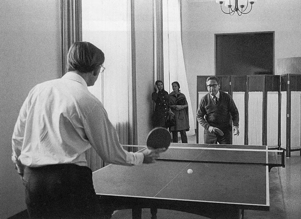 Ông Henry Kissinger và trợ lý Winston Lord tạm nghỉ ngơi trong khi đàm phán nội dung thông cáo trong chuyến thăm Bắc Kinh năm 1971. Ảnh: Nhà Trắng. Ông Henry Kissinger và trợ lý Winston Lord tạm nghỉ ngơi trong khi đàm phán nội dung thông cáo trong chuyến thăm Bắc Kinh năm 1971. Ảnh: Nhà Trắng.