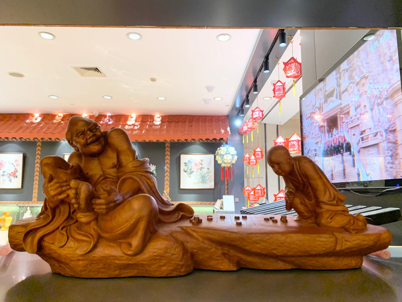 Tác phẩm "Thú vui đánh cờ công tử" của nghệ nhân Tôn Văn Dũng. Ảnh: Linh Nhi.